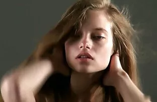 XXX 妈妈成熟的金发女郎吃猫口交。 毛茸茸的肌肉爸爸色情