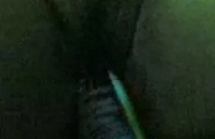 XXX Kimmy Granger将完美的手指缠绕在他的棒上。 同性恋毛茸茸的底部