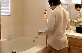 XXX 女同性恋基拉呻吟的假阳具攻击。 新的毛茸茸的性爱