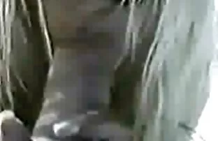 XXX 舔一个女孩卷曲的头发，然后一只公鸡 曲线优美的毛茸茸的妈妈