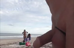 XXX 小女人抚摸她的乳房，猫 挂毛茸茸的同性恋色情片