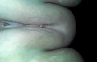 XXX 拉丁骑在一只公鸡，然后摇凸轮。 腋毛性别的视频