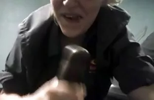 XXX 一个女人有三人在厨房里。 印度毛茸茸的腋下性