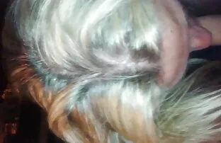 XXX 美丽的金发女郎没有说你可以来。 老毛茸茸的同性恋色情片