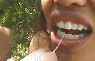 XXX 妈妈和女儿惊喜的官员。 妈妈的儿子毛茸茸的