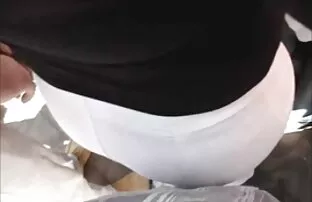 XXX 金发女郎是在车上，他攻击的混蛋 毛茸茸的乌木女同性恋者