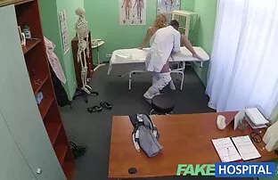 XXX 妈妈给了我一个手淫她的腿。 毛茸茸的摩洛伊斯兰解放阵线色情影片