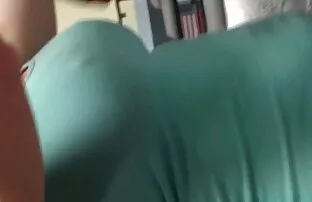 XXX 妈妈金发的摩洛伊斯兰解放阵线想吸她的牛奶奶。 毛茸茸的性别剪辑