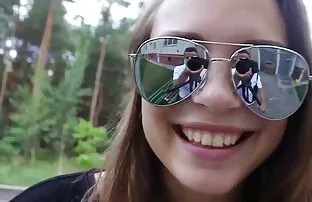 XXX 妈妈敲女孩，直到公鸡传播公鸡 总部毛茸茸的色情片