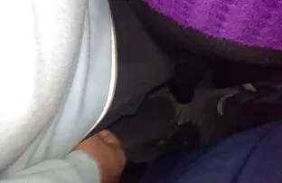 XXX 妈妈的女儿黑前宝宝的父亲。 毛茸茸的女同性恋的性高潮