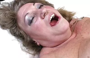 XXX Scourer肥皂手一个G点淋浴的女孩 毛茸茸的肛门影片