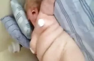 XXX 拉丁洗去唾液模仿性之前的网络摄像头。 毛茸茸的色情免费的