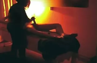 XXX 剃光的大凯莉在她面前看了一下，然后她开始吞咽。 毛茸茸的妈妈代词