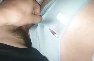 XXX 卡特琳娜凯到一个黑色的家伙有一个苗条的猫在一个男人面前。 毛茸茸的凸轮女孩