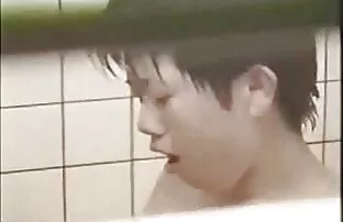 XXX MMA战士论坛携带一个黑色的，透明的碗细胞。 毛茸茸的运动员色情