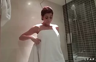 XXX 妈妈试图儿子的公鸡在公鸡，已经厌倦了她的丈夫。 腋下的女孩色情